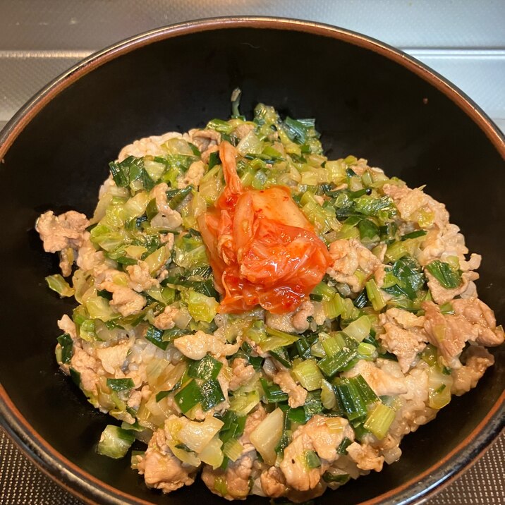 豚肉とニラとキャベツの旨辛丼♪キムチ乗せ^_^